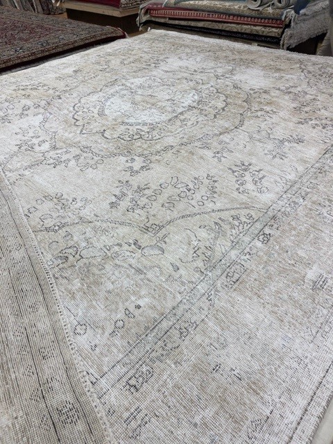 10'x14' distressed Ananda Flatweave rug