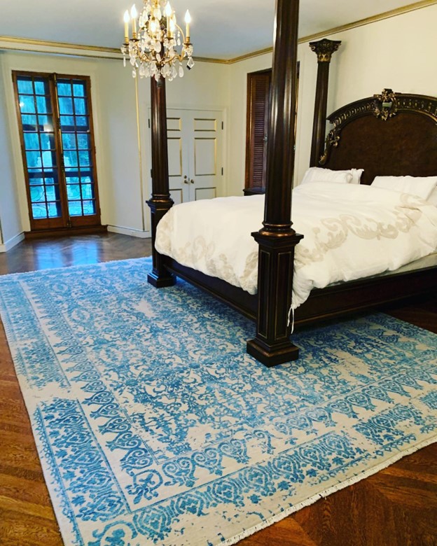 Transitional bedroom rug in wool and silk