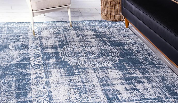 Living room with an transitional rug